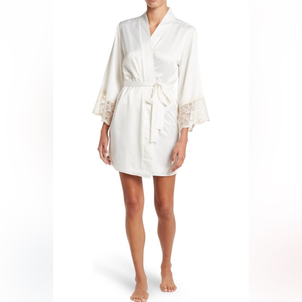 Never worn beautiful lace satin bridal robe, size small/medium